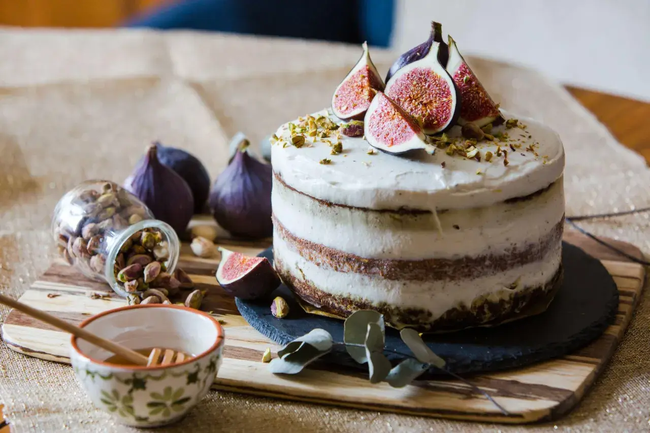 Naked cake z figami, pistacjami i miodem. Pyszna uczta dla oczu i podniebienia.