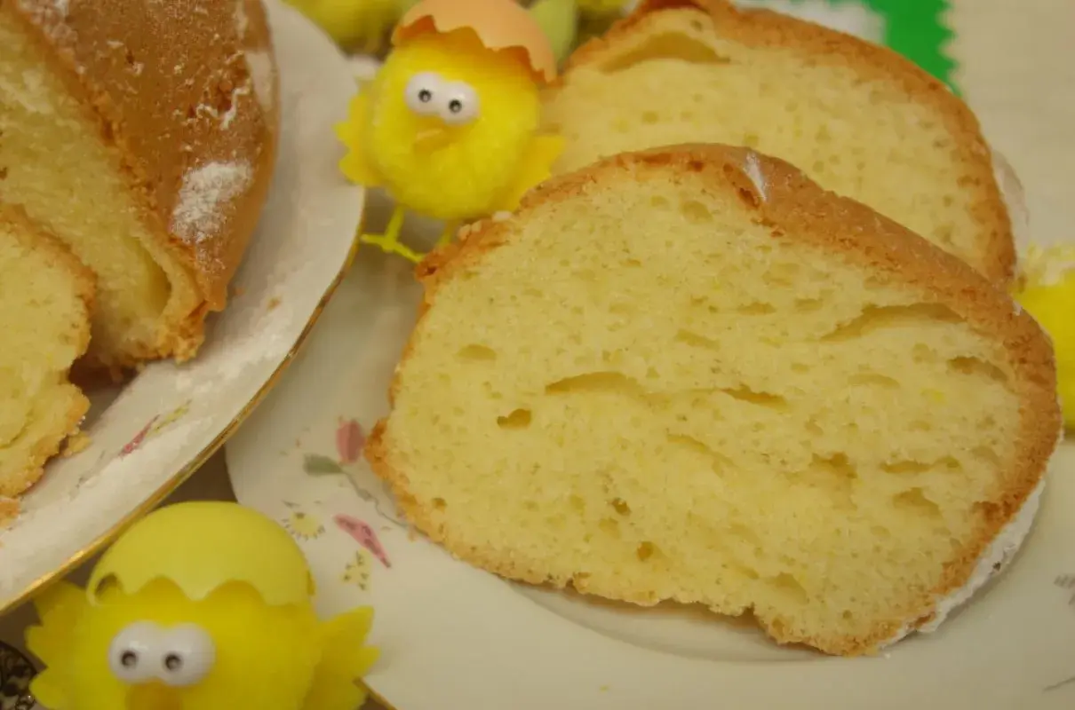 Puszysta babka z majonezem, sprawdzony przepis na wielkanocny stół. Idealna na święta!