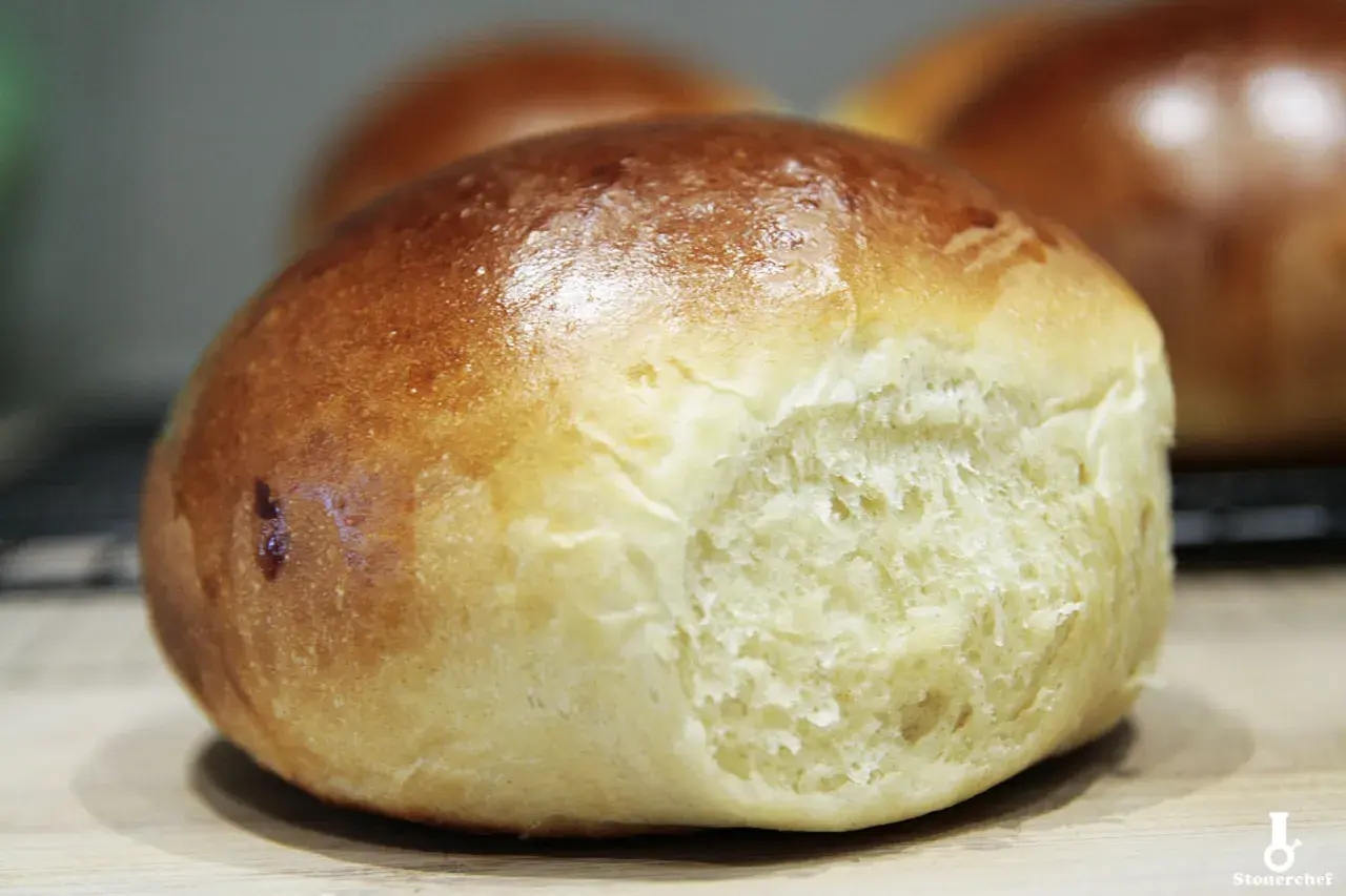 Złocista bułka brioche z chrupiącą skórką i puszystym wnętrzem, gotowa do podania.