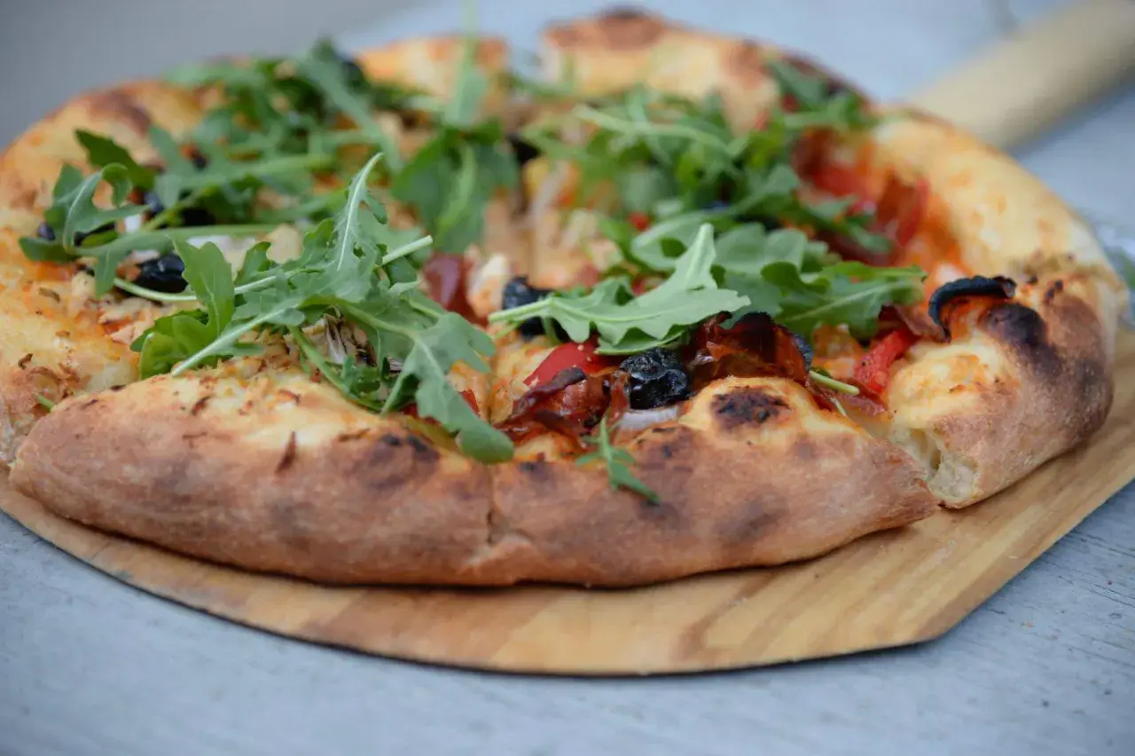 Pyszna pizza z rukolą i oliwkami na chrupiącym cieście. Proste ciasto na pizzę zawsze wychodzi, idealne na szybki obiad.