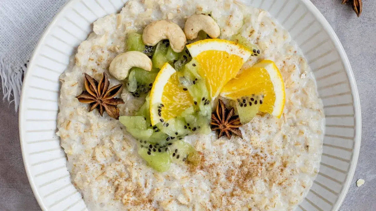 Pyszna kasza manna z owocami kiwi, pomarańczą, orzechami i anyżem. Idealna na zdrowe śniadanie, z niską zawartością kasza manna kcal.