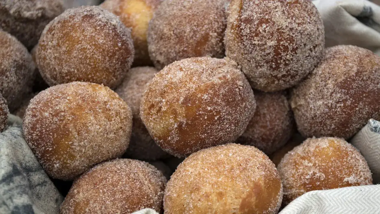 Pączki z ziemniakami Ewy Wachowicz, obtoczone w cukrze z cynamonem, kuszą swoim wyglądem.