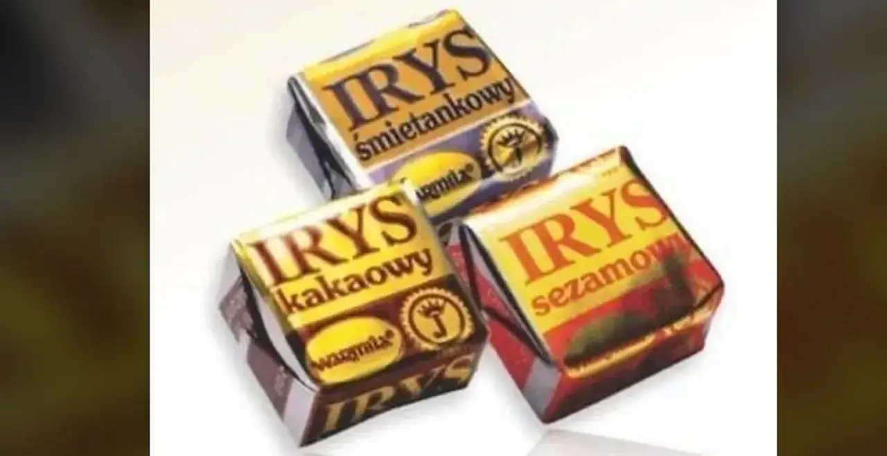 Trzy opakowania irysów: śmietankowy, kakaowy i sezamowy. Każdy irys cukierek w złotym papierku z napisem.