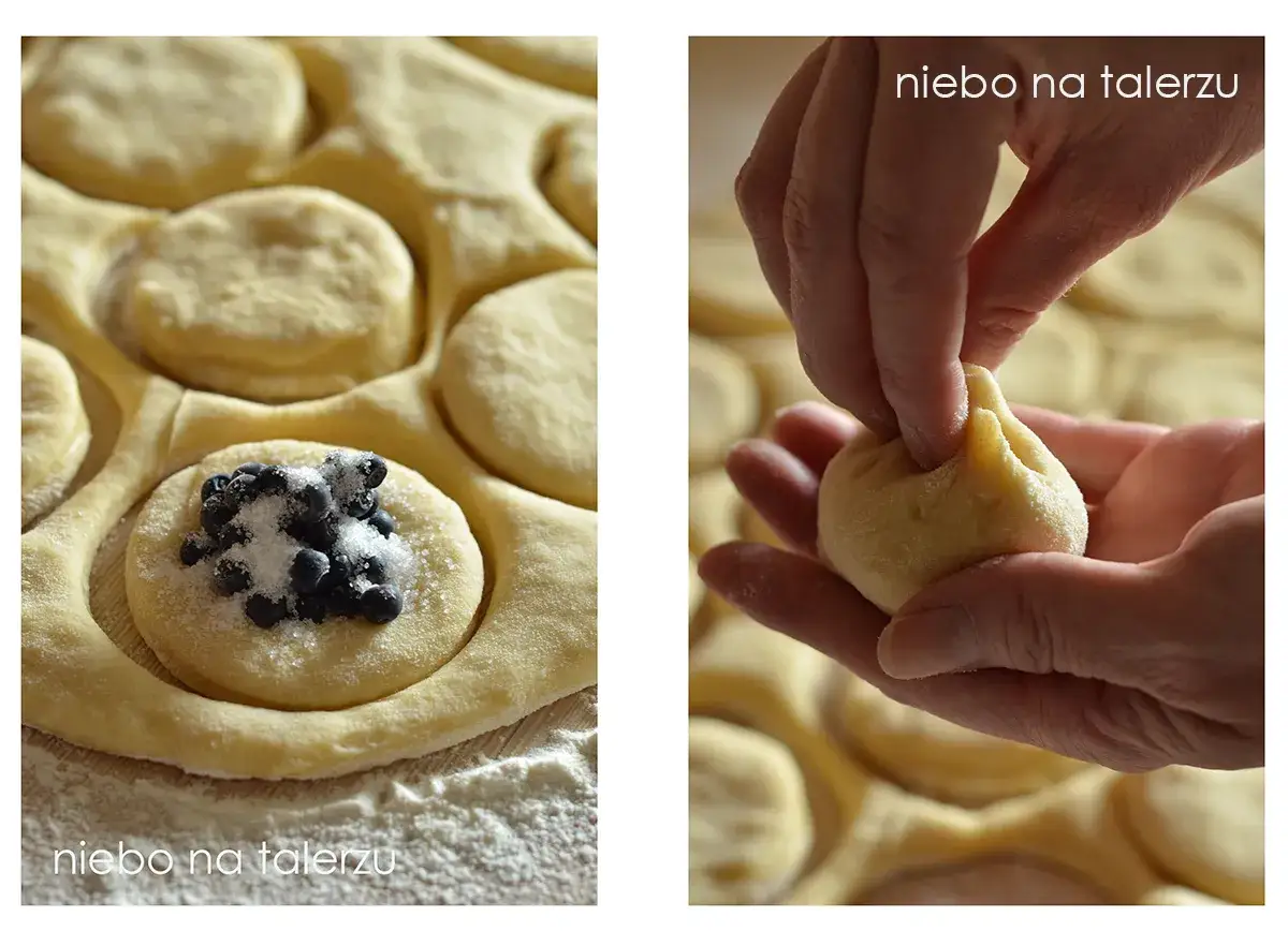Przygotowanie jagodzianek: ciasto z jagodami i cukrem, ręka formuje kulkę ciasta.