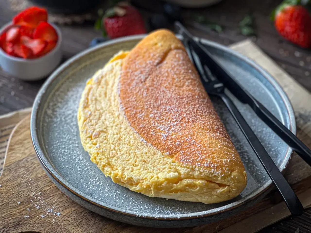 Puszysty omlet, idealny na śniadanie. Ten przepis na puszysty omlet zachwyci każdego.