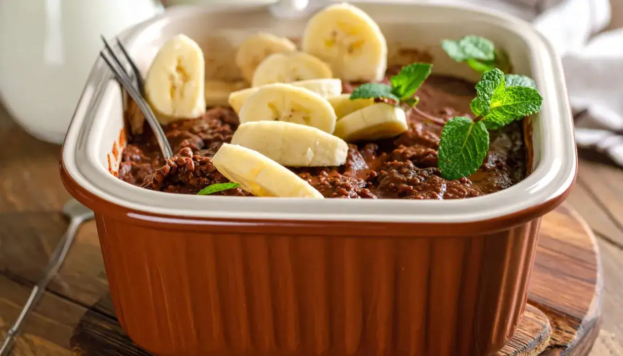 Pyszna, pieczona owsianka z bananem i miętą, przygotowana w airfryerze. Idealna na śniadanie.