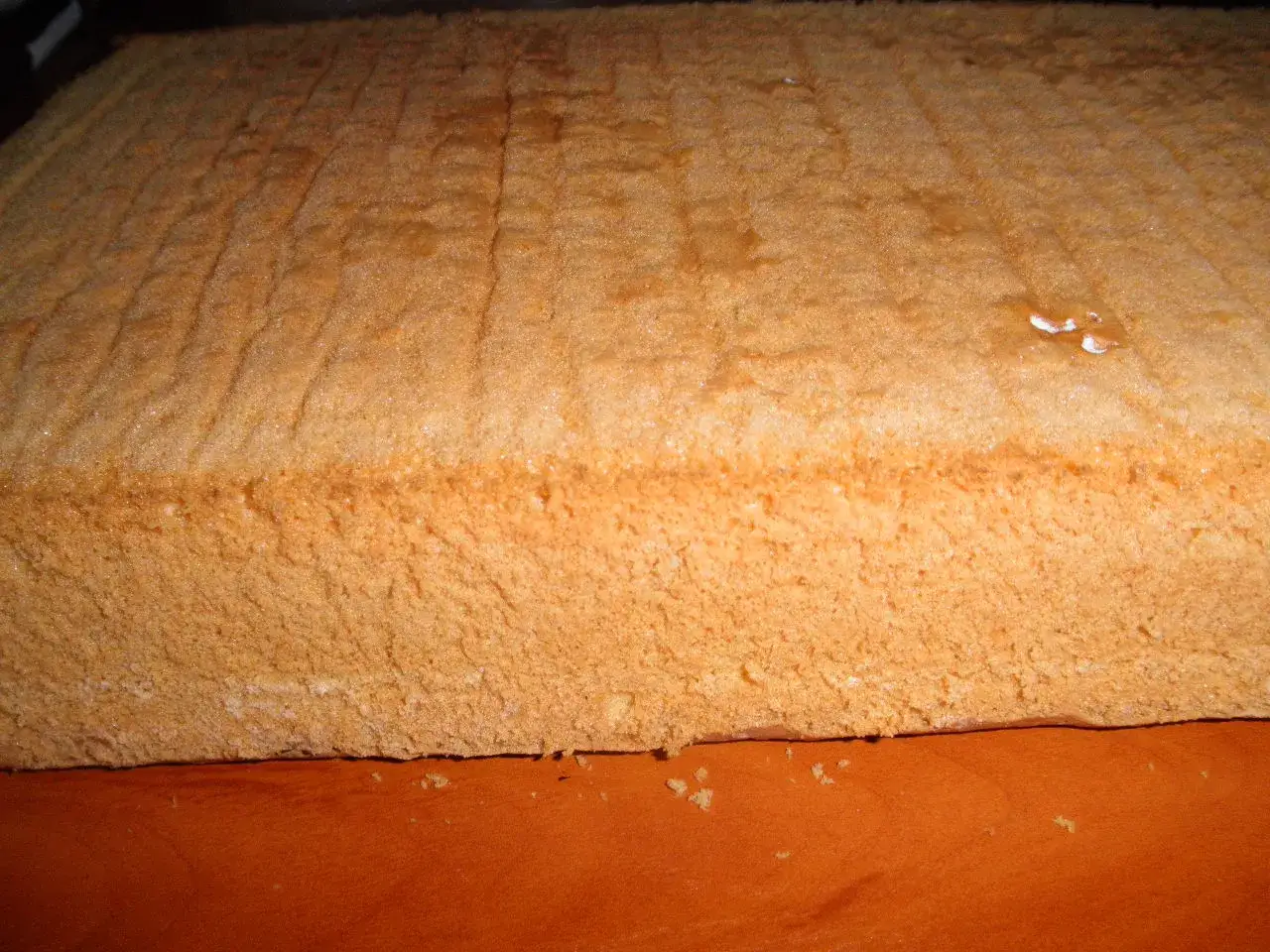 Puszysty biszkopt z 5 jaj na blachę, idealny do tortów i deserów. Prosty przepis na sukces!