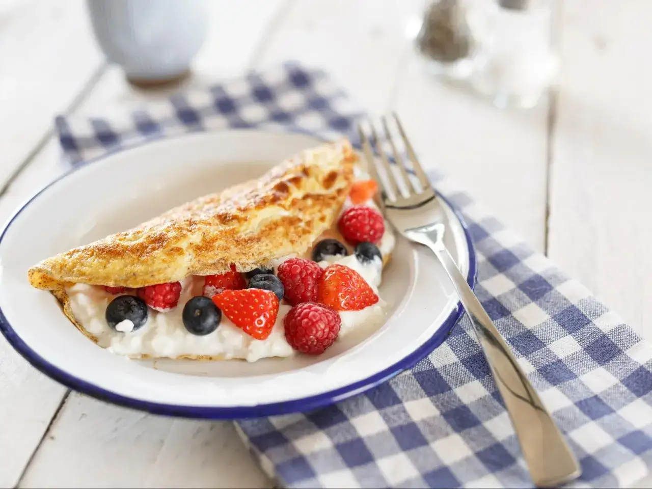 Słodki omlet z serkiem i owocami leśnymi, idealny na śniadanie. Pyszny przepis na omlet na słodko.