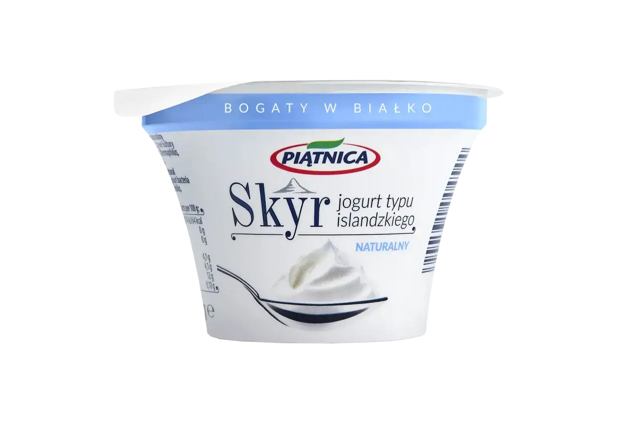 Pojemnik z jogurtem typu islandzkiego, czyli skyr. Bogaty w białko, naturalny produkt Piątnicy.
