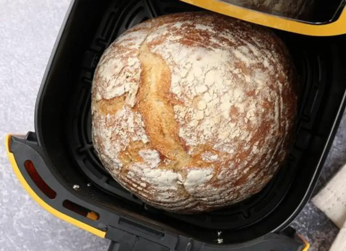 Chleb z airfryer, rumiany i pachnący, gotowy do podania. Idealny na szybkie śniadanie lub dodatek do obiadu.