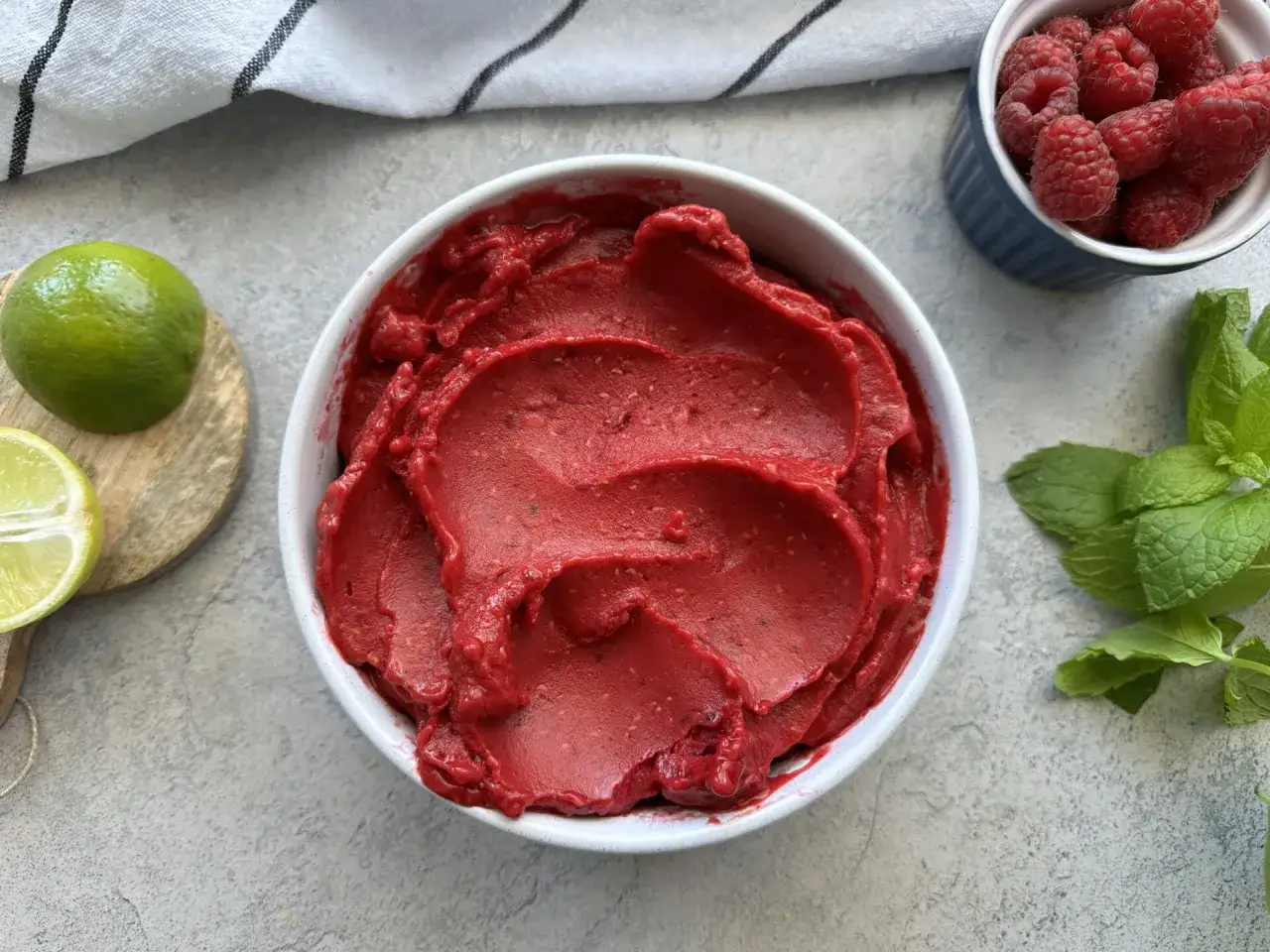 podanie sorbetu malinowego