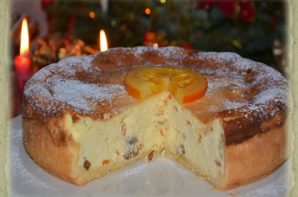 Pyszny sernik tradycyjny, idealny na święta. Prosty przepis, puszyste ciasto z bakaliami i kandyzowaną pomarańczą.