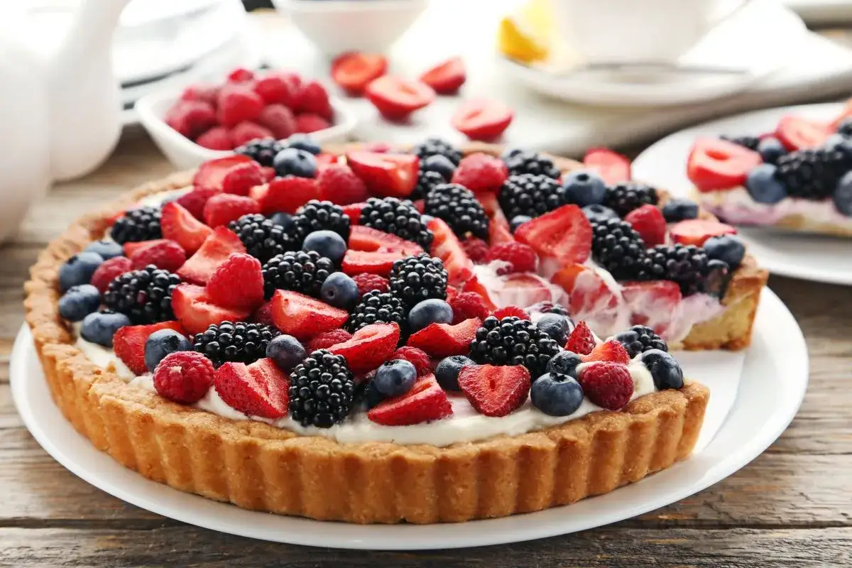 Najlepsza tarta przepis: kruchy spód, krem i mnóstwo świeżych owoców leśnych. Idealna na lato!
