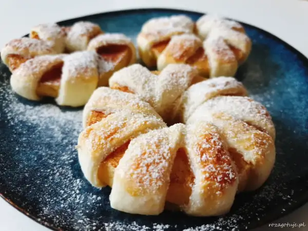 Pyszne ciasto francuskie z jabłkami, jak u Ani gotuje, posypane cukrem pudrem. Idealne na deser!