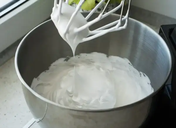 Idealnie ubita śmietana z mascarpone, gotowa do deseru. Tak właśnie wygląda efekt, gdy chcemy dowiedzieć się, jak ubić śmietanę z mascarpone.