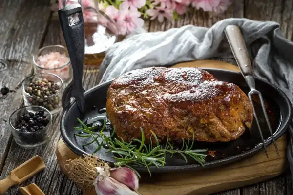 Soczysta karkówka na grillu, idealna do przygotowania według sprawdzonego przepisu. Aromatyczne przyprawy i świeży rozmaryn podkreślą smak.
