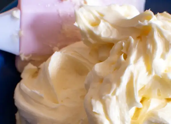 Puszysty krem śmietankowy do tortu bez mascarpone, gotowy do dekoracji.