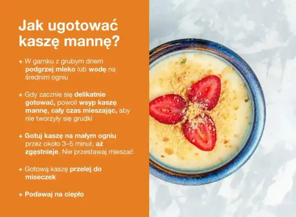 Pyszna kasza manna na mleku, udekorowana plasterkami truskawek i okruszkami ciastek, gotowa do podania.