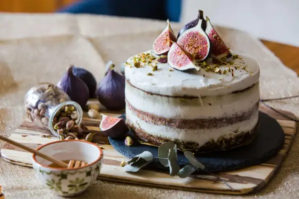 Naked cake z figami, pistacjami i miodem. Pyszna uczta dla oczu i podniebienia.