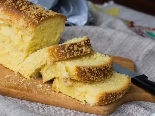 Puszyste ciasto drożdżowe, pokrojone w kromki, pachnie jak najlepszy przepis na ciasto drożdżowe babci. Idealne na śniadanie.