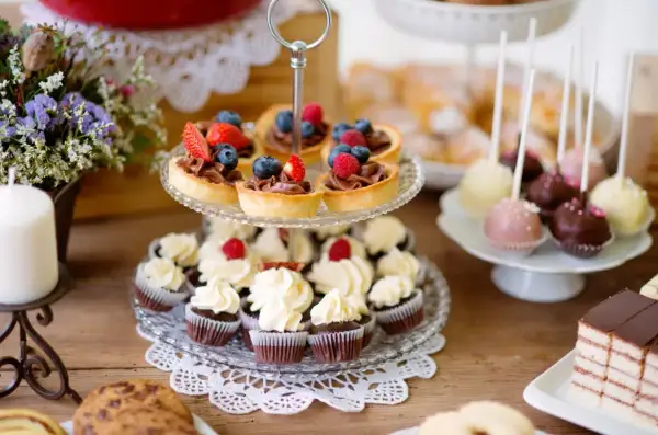 Mnóstwo słodkich przekąsek: babeczki, tartaletki z owocami, cake pops i ciasto. Idealne na przyjęcie!